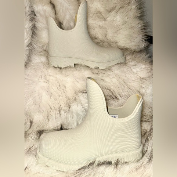 BURBERRY
Textured Rubber-Check Lining Rain Boots
Women’s US 6 - Picture 1 of 6